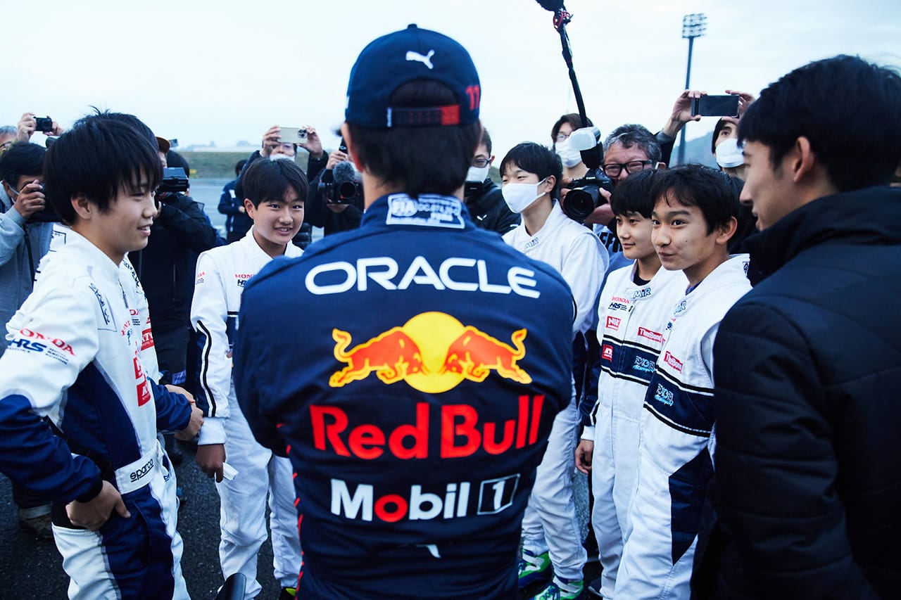 セルジオ・ペレス、ホンダのF1ドライバー予備軍たちに特別授業
