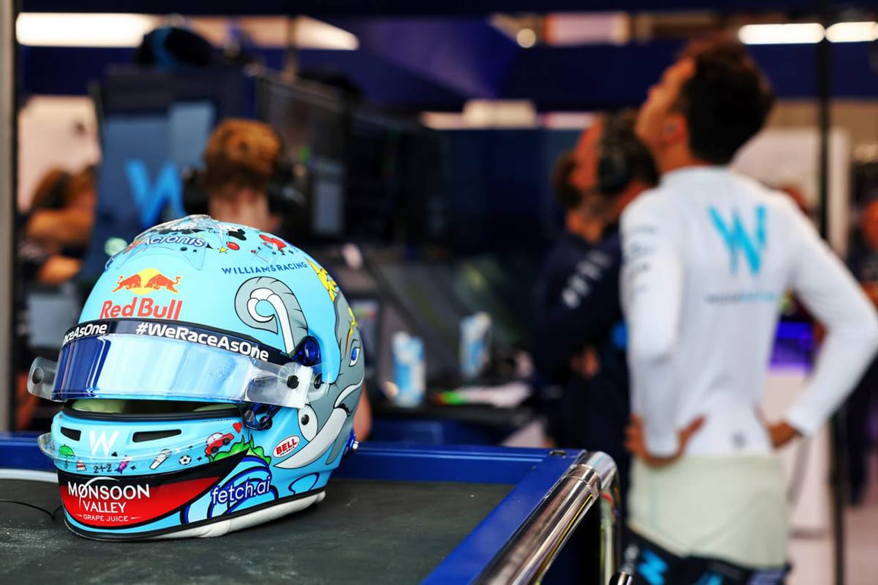 アレクサンダー・アルボン、F1ヘルメット落札でタイの孤児院に1400万寄付