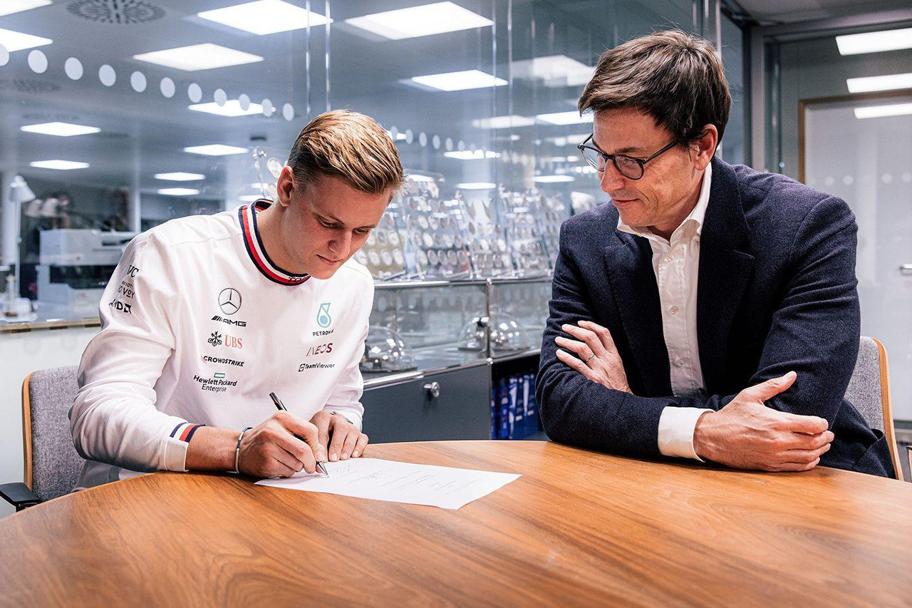 メルセデスF1代表、シューマッハに“デ・フリース ルート”のF1復帰を構想