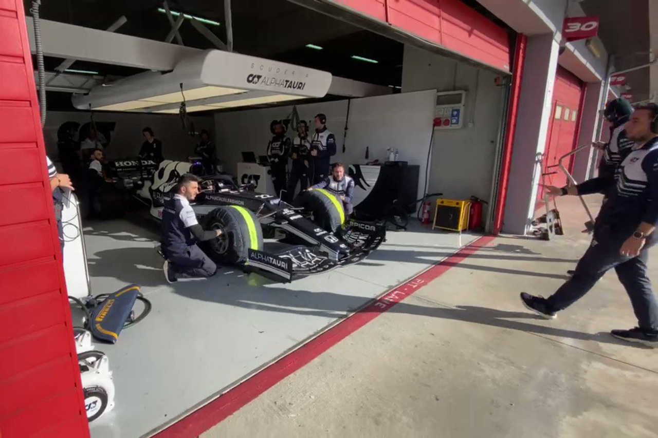 角田裕毅、アルファタウリF1のプライベートテストで旧型マシンで走行