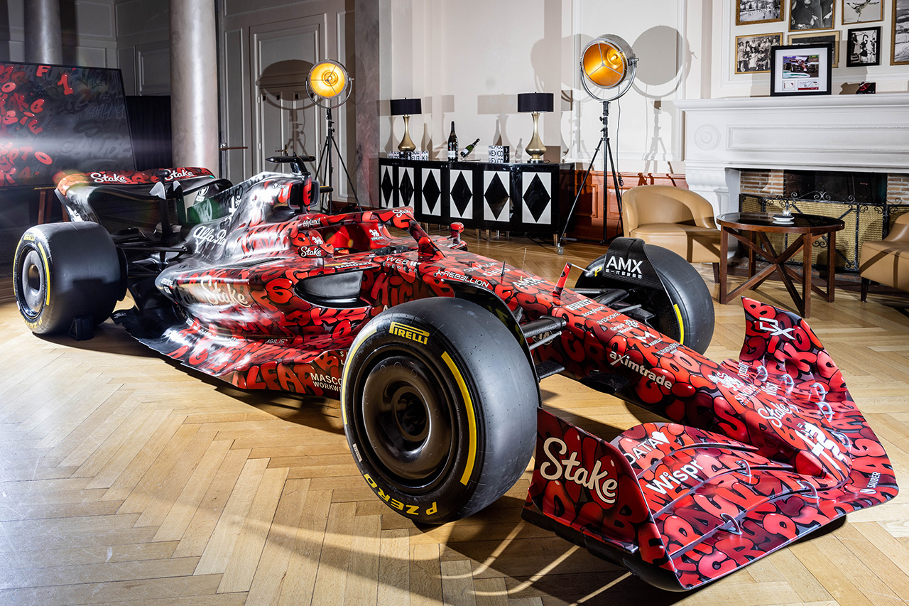 アルファロメオF1、斬新な「アートカー」F1カラーリングを披露