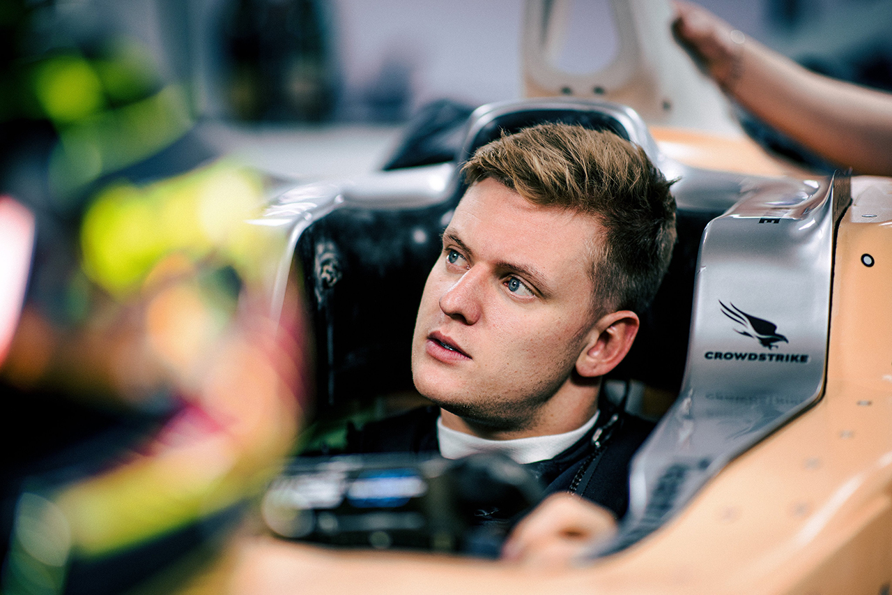 ミック・シューマッハ、メルセデスF1の2023年型『W14』でシート合わせ