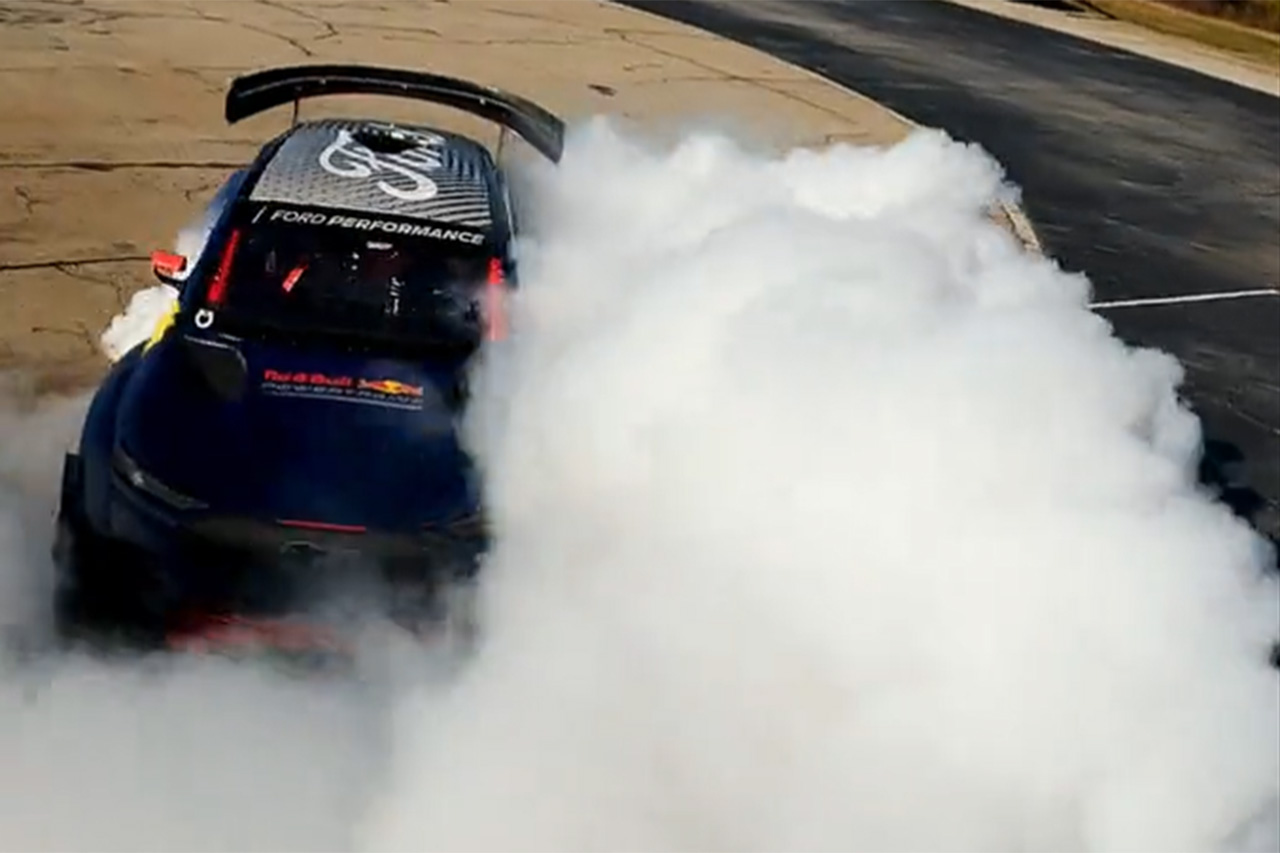 【動画】 レッドブルのF1ドライバーがフォードの電気自動車で爆走