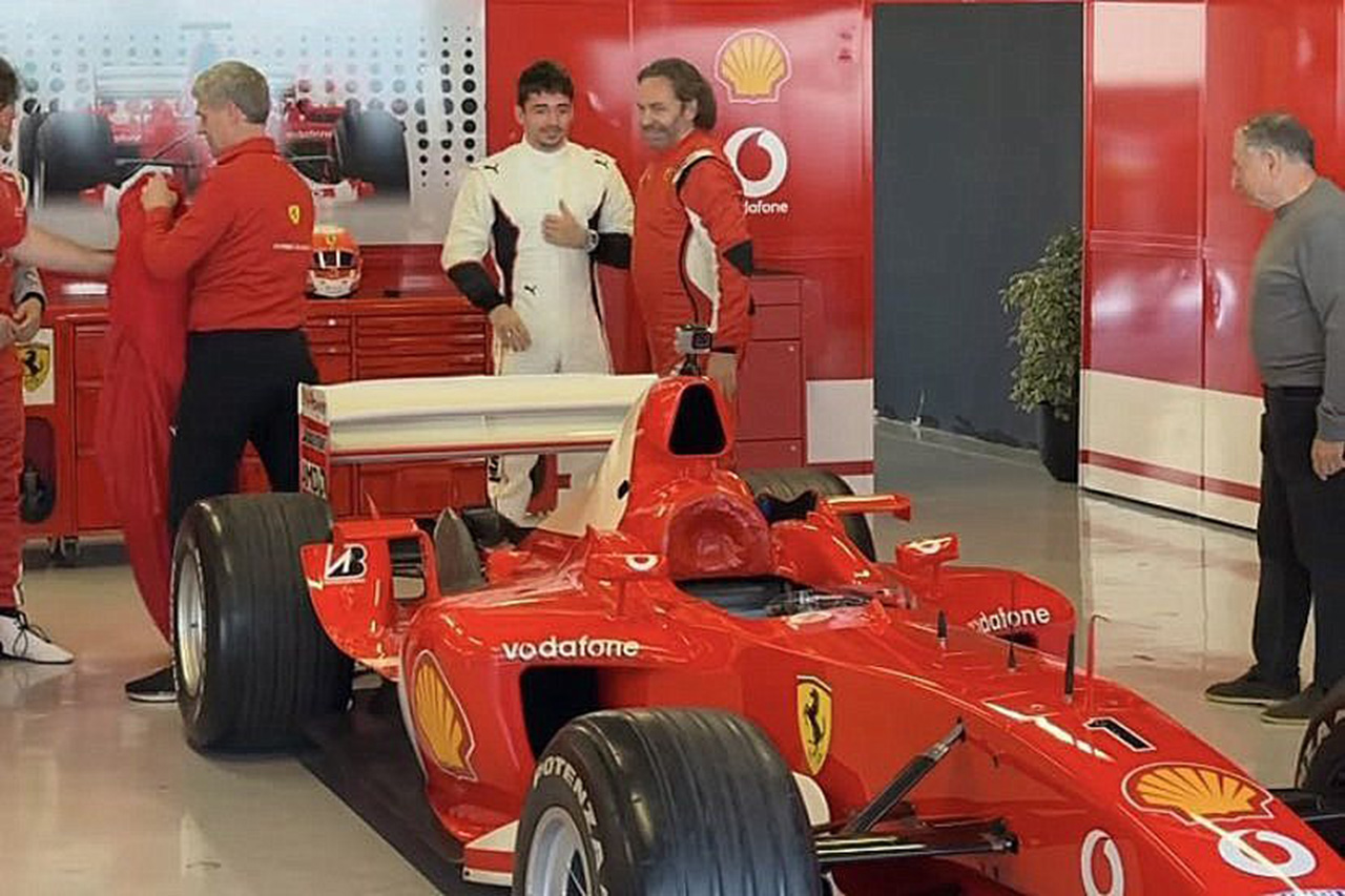 シャルル・ルクレール、ミハエル・シューマッハのF2003を試乗