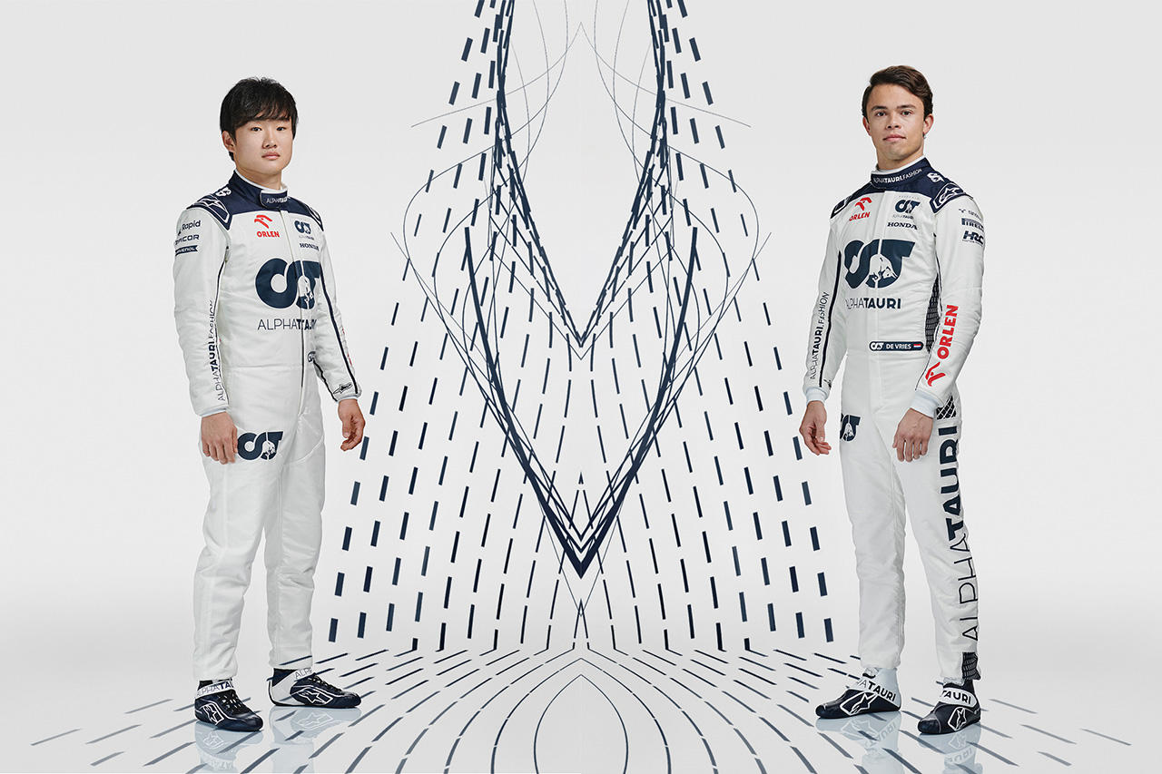 アルファタウリF1、ホンダのロゴ入り2023年仕様のレーシングスーツを披露