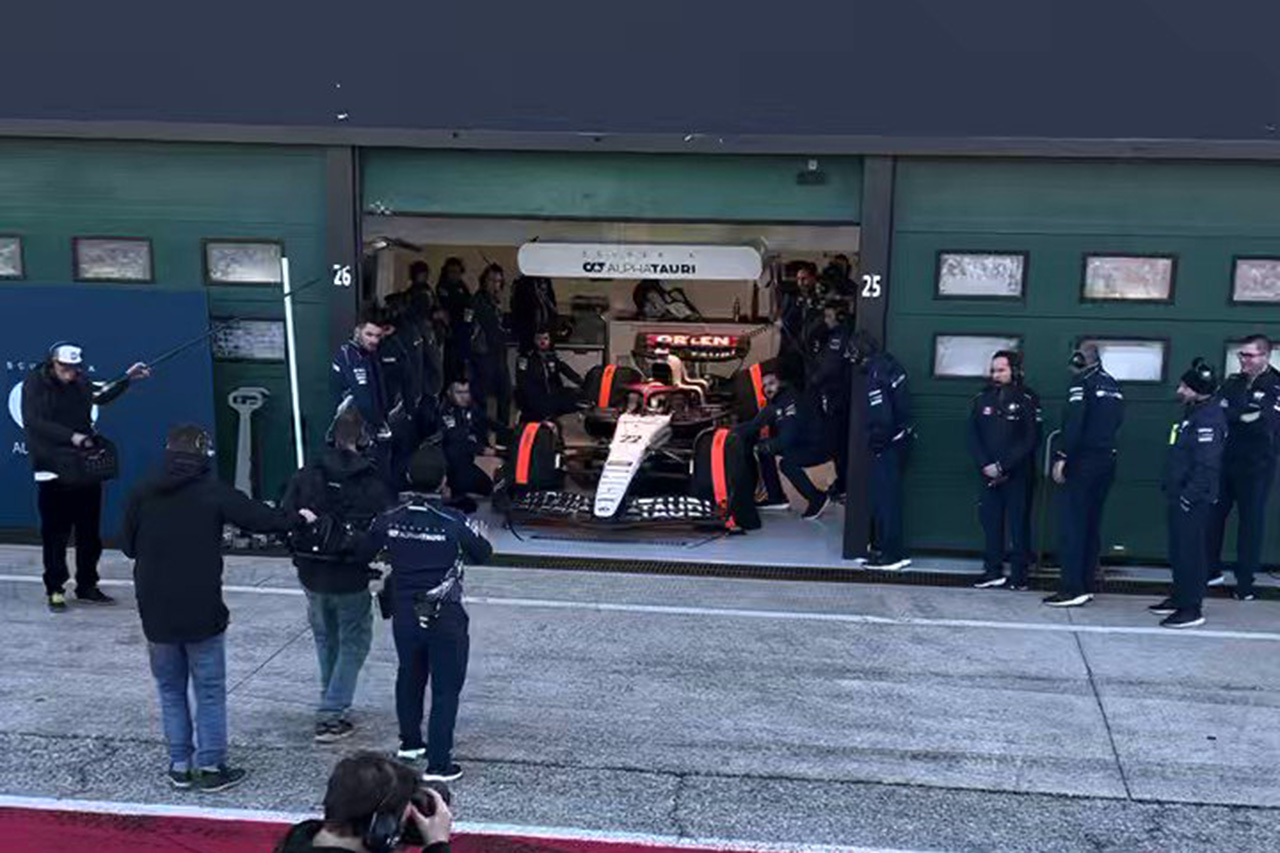 【動画】アルファタウリF1、AT04をシェイクダウン 角田裕毅が初走行を担当