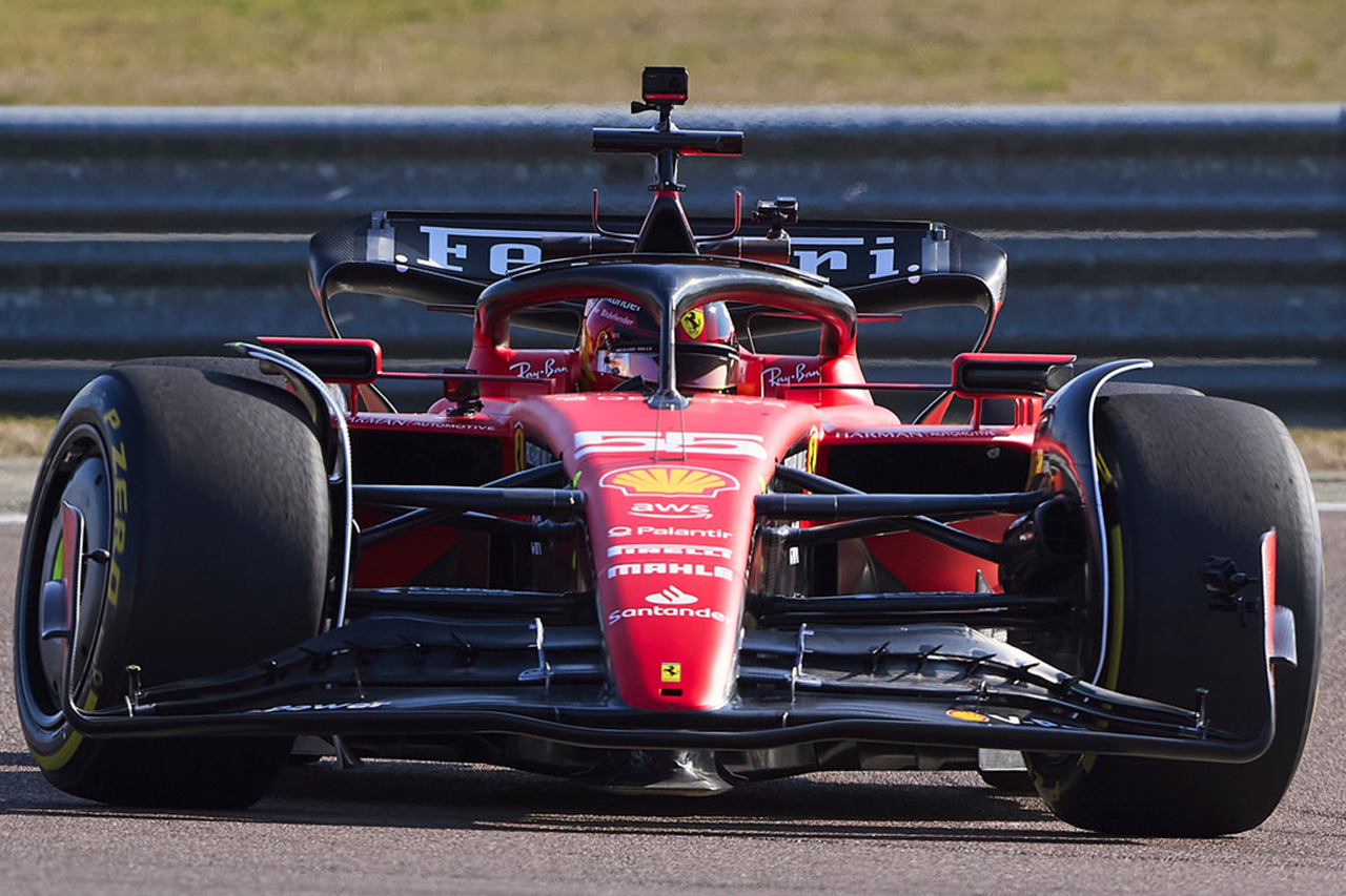 サインツ、“ハイリスク”な公開シェイクダウンを実施したフェラーリF1を称賛