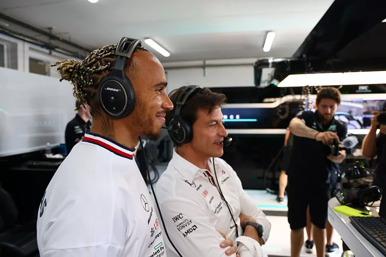 メルセデスF1、ハミルトンの「耳を貸さなかった」発言に「チームは団結」