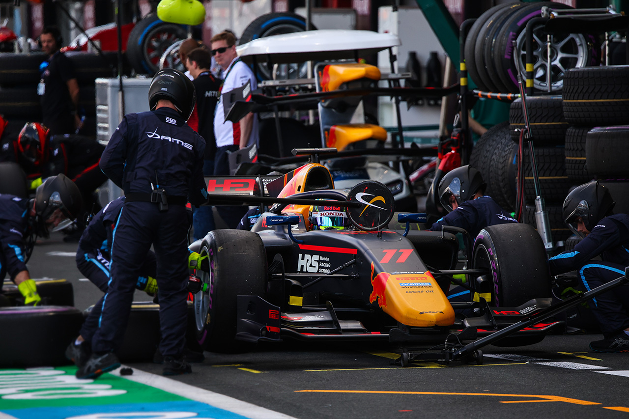 レッドブルF1育成の岩佐歩夢、ペースに苦しみながらも4位入賞 / FIA F2