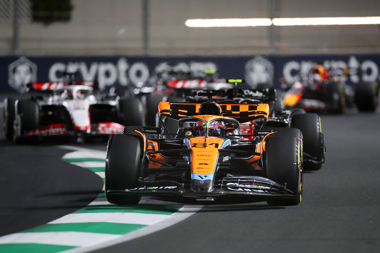 マクラーレンF1、両方のドライバーが1周目にフロントウイングを破損