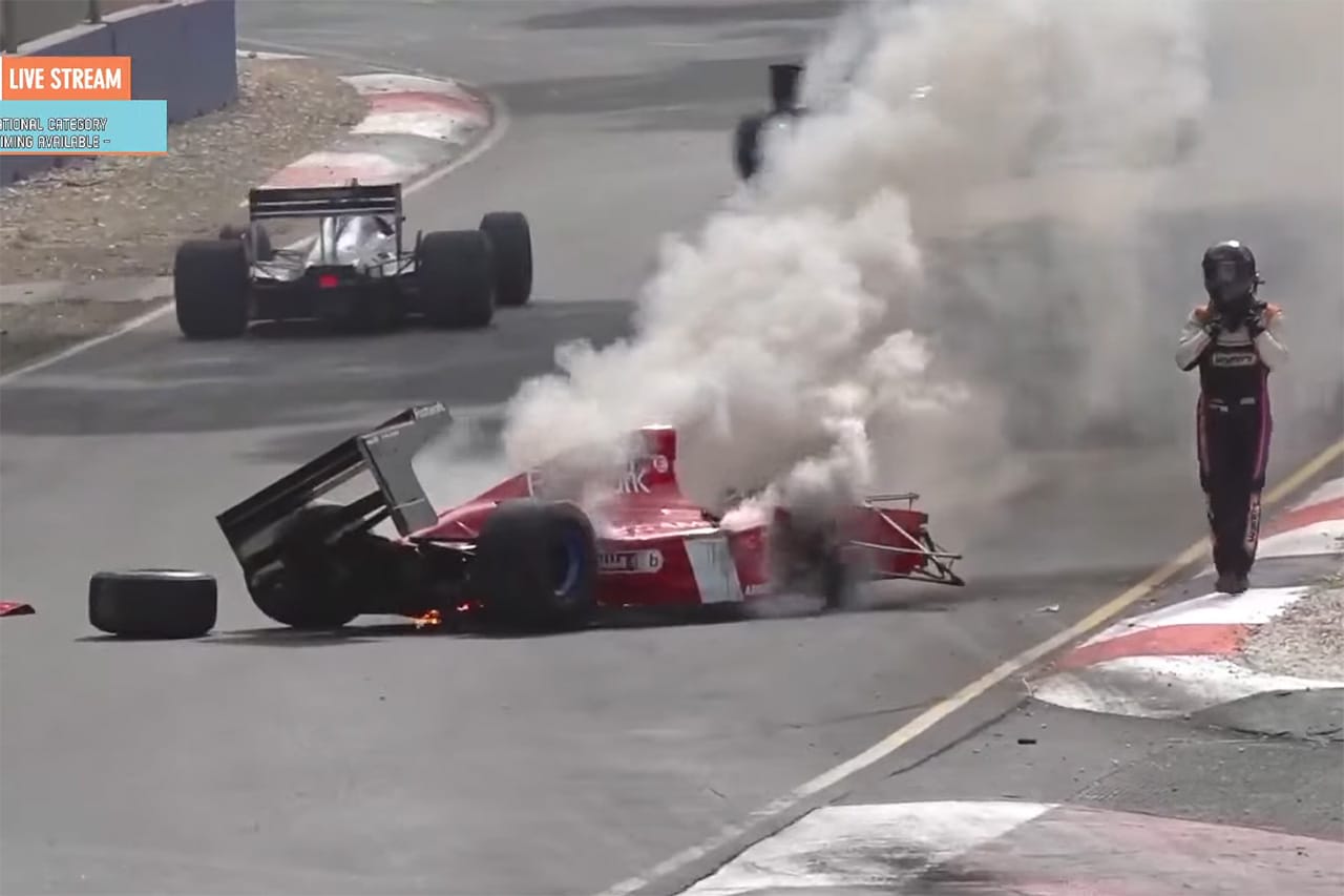 フットワークの貴重なF1マシンがイベントでクラッシュ＆炎上