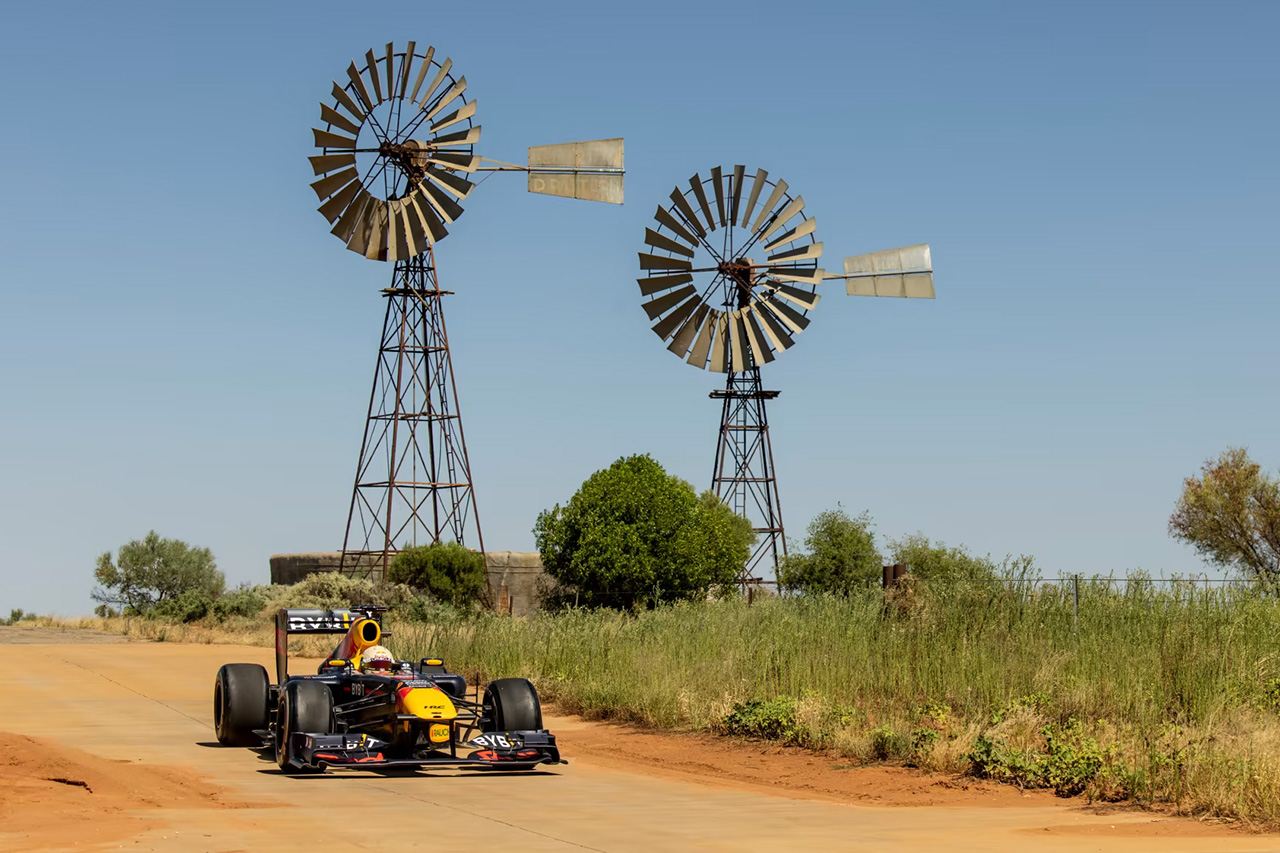ダニエル・リカルド、レッドブルのF1マシンでオーストラリアを横断