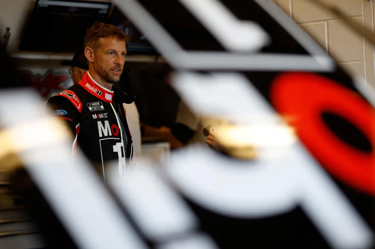 ジェンソン・バトン、NASCARデビュー戦は「熱中症でリタイア寸前だった」