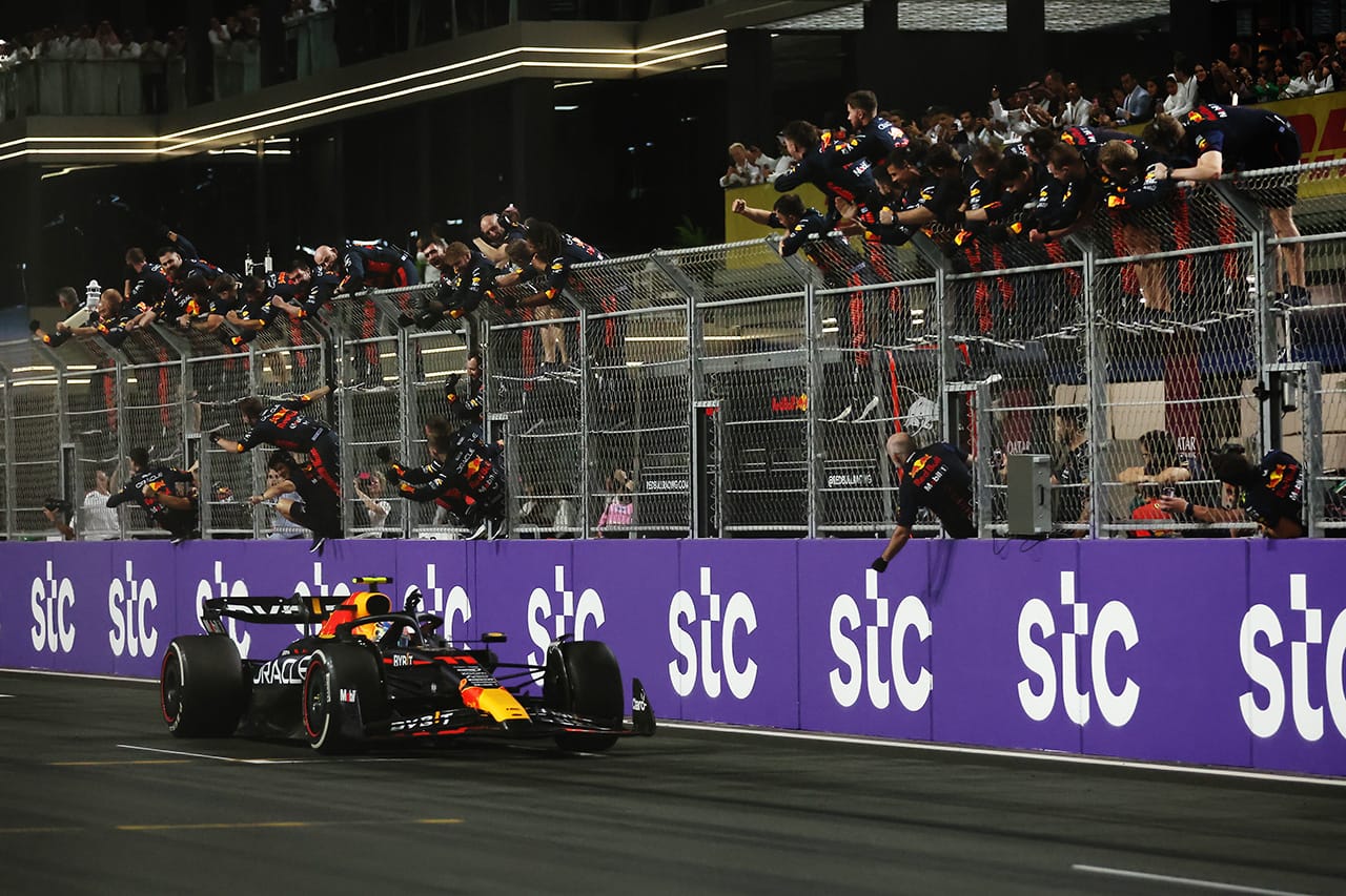 F1、ピットウォールのフェンスをよじ登る祝福行為はペナルティ対象に