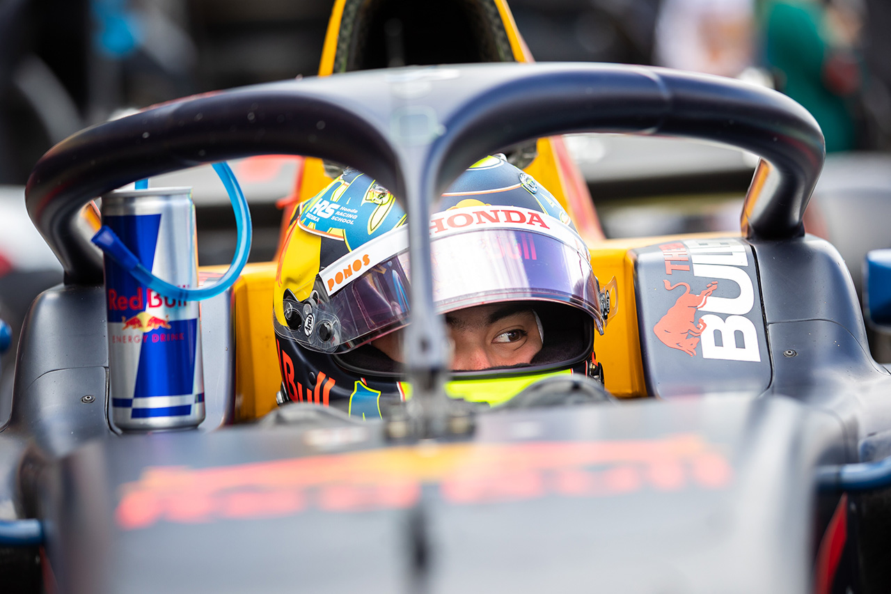 レッドブルF1育成の岩佐歩夢、アクシデントで後退し13位完走