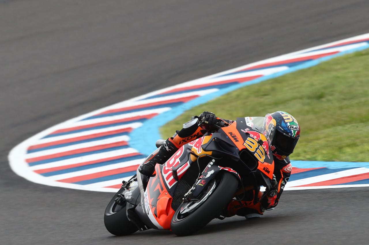 MotoGP：ブラッド・ピンダーが驚愕の14人抜きでスプリントを制す