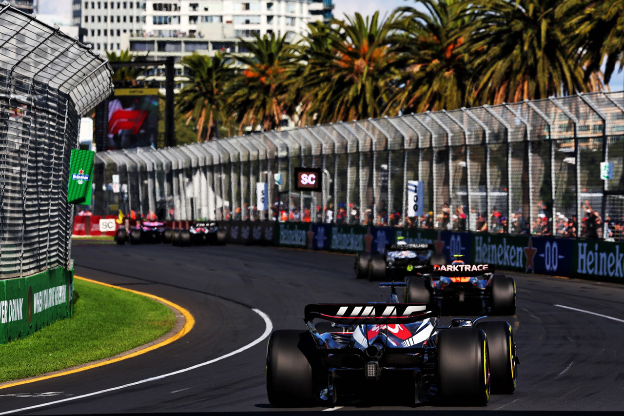 F1、スタンディングリスタート時の“フォーメーションラップ”ルールを再検討