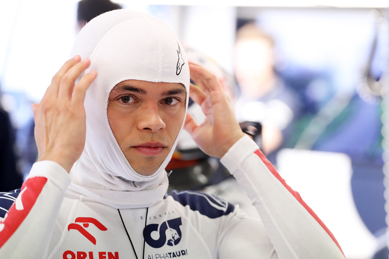 アルファタウリF1のデ・フリース、サージェントとの接触でリタイア
