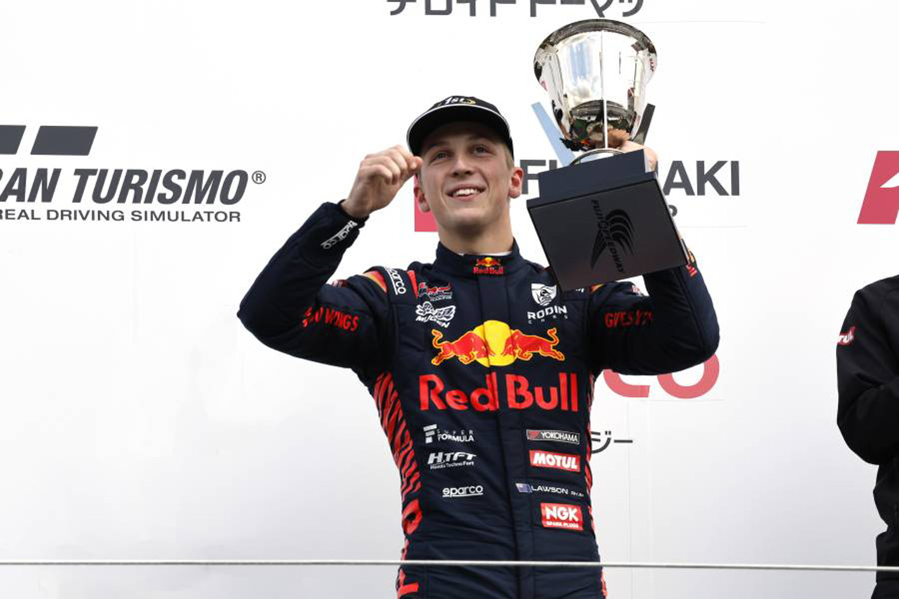 レッドブルF1育成のリアム・ローソン、巧妙なアンダーカットでデビューウィン