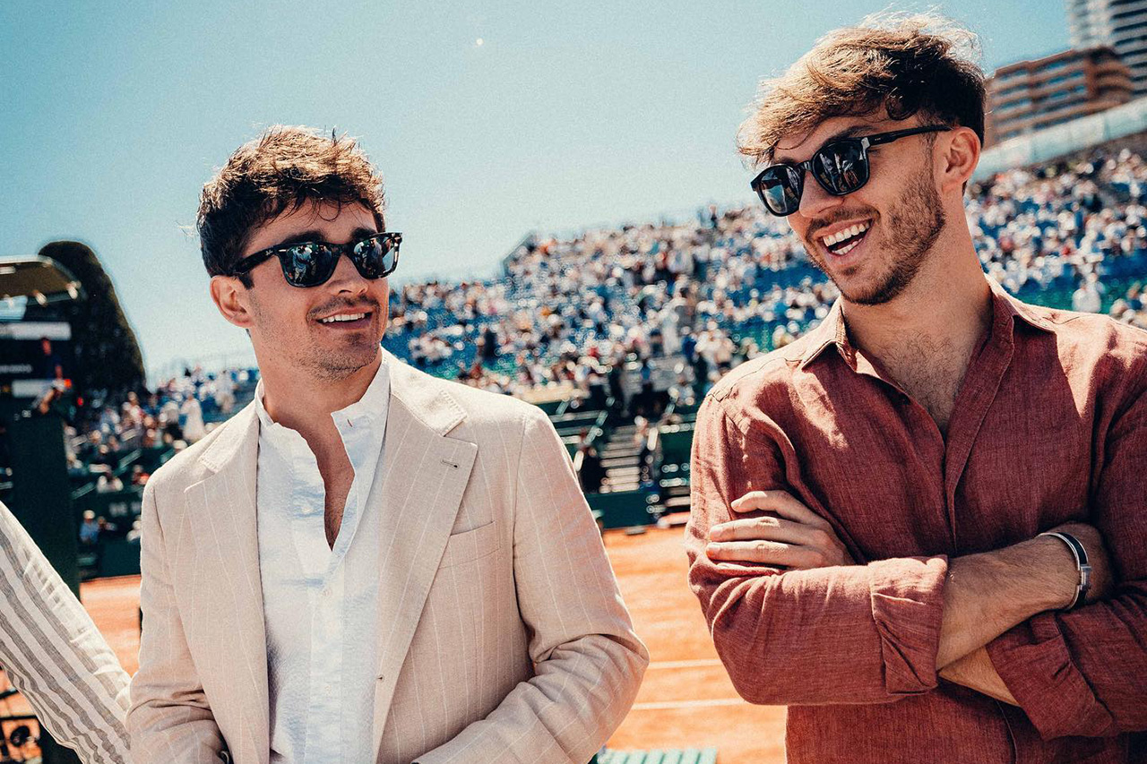 シャルル・ルクレール、F1の“親友”ピエール・ガスリーとテニス観戦