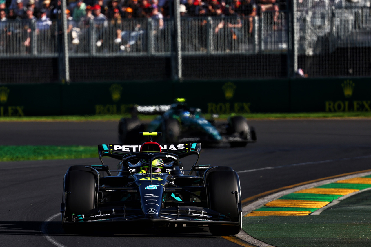 ハミルトン、アロンソとのバトルでアストンマーティンF1の強みを学ぶ