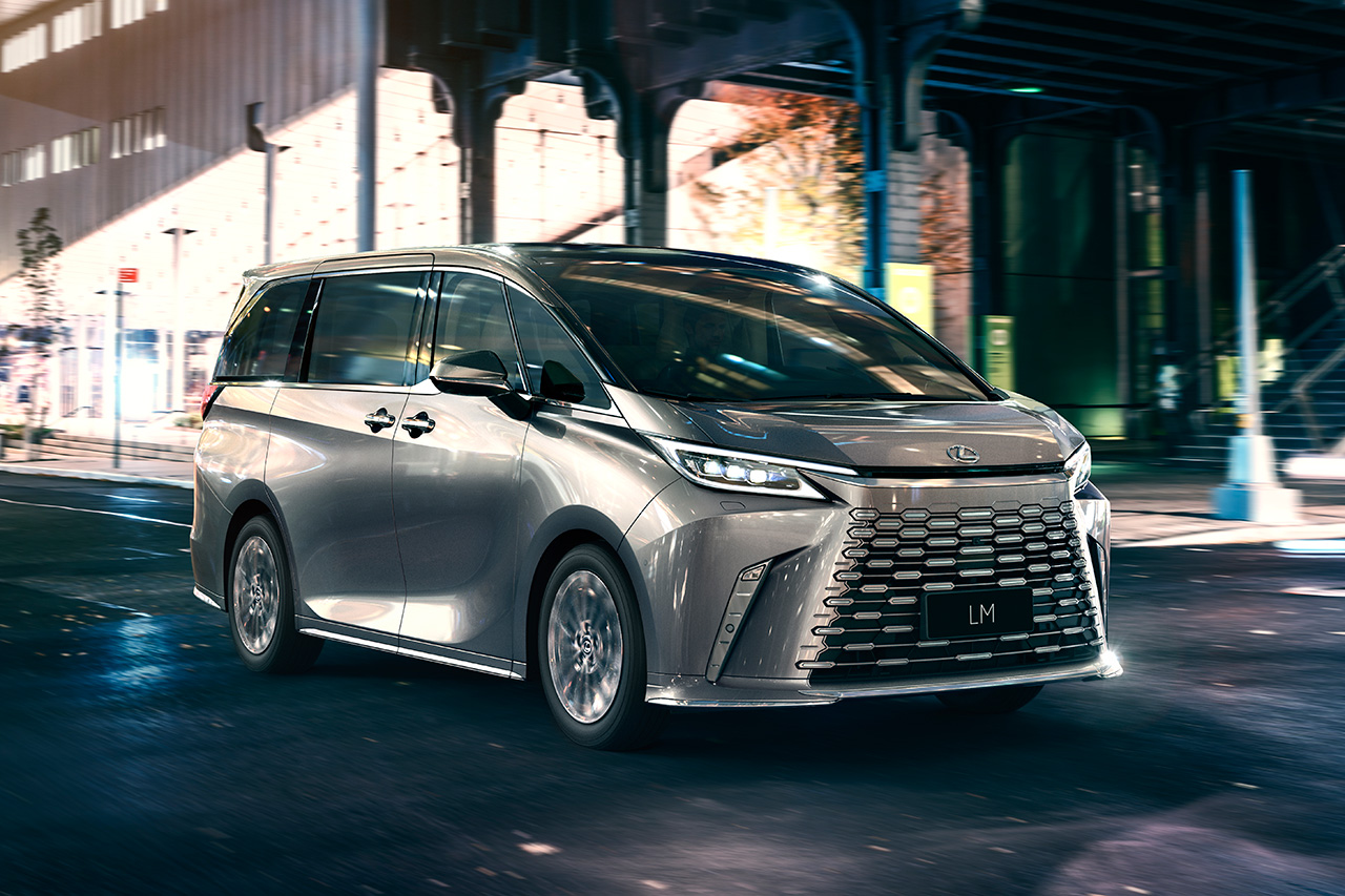 レクサス、新型ミニバン「LM」を世界初公開…日本には2023年秋に導入