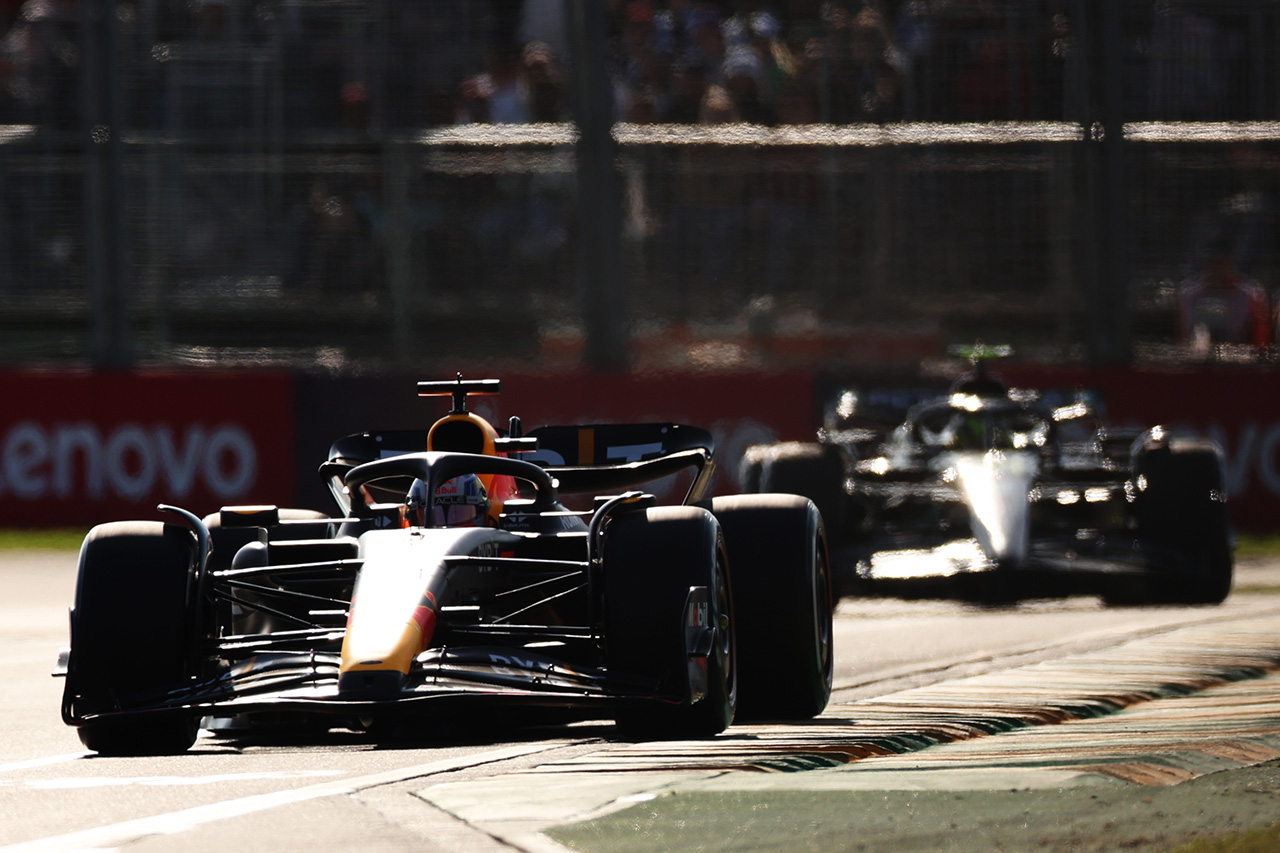 ルイス・ハミルトン 「レッドブルF1のマシンはさらに進化し続ける」
