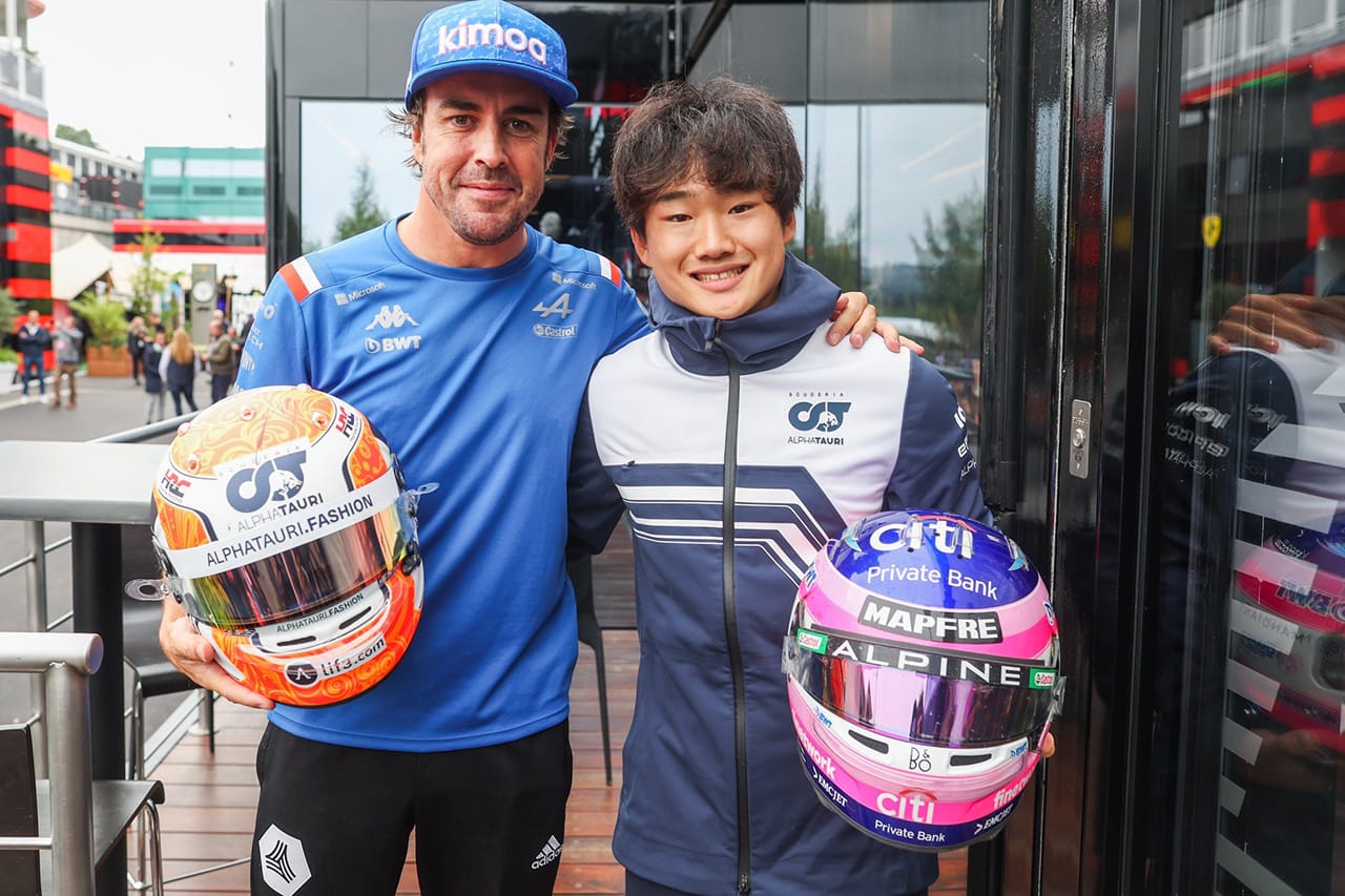 角田裕毅、憧れのアロンソとのヘルメット交換は「脳みそが吹っ飛んだ」