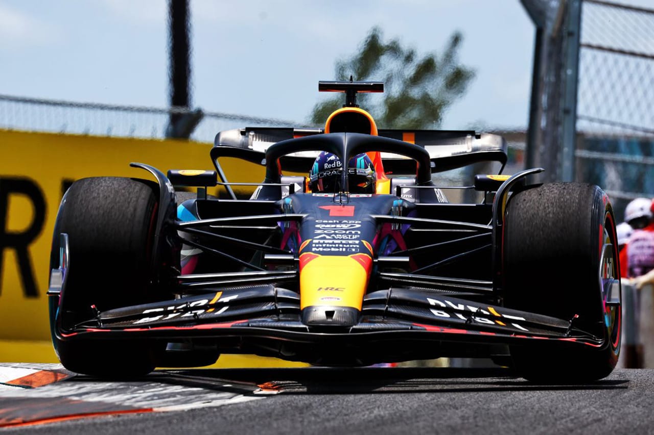 FP3：レッドブルF1のフェルスタッペンがトップで後続に0.4秒差をキープ