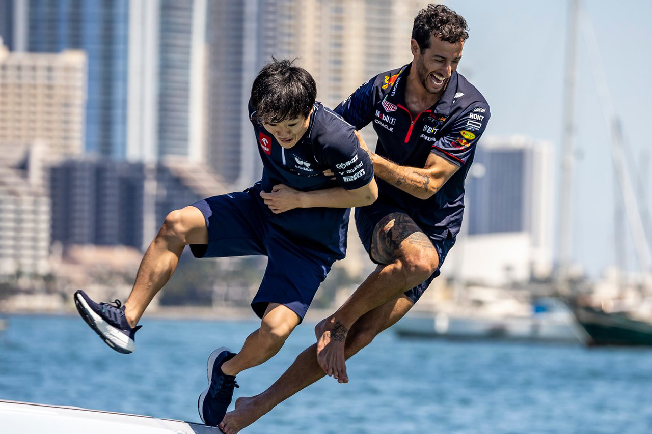 F1動画:ダニエル・リカルド、サメを恐れる角田裕毅を騙して海にダイブ