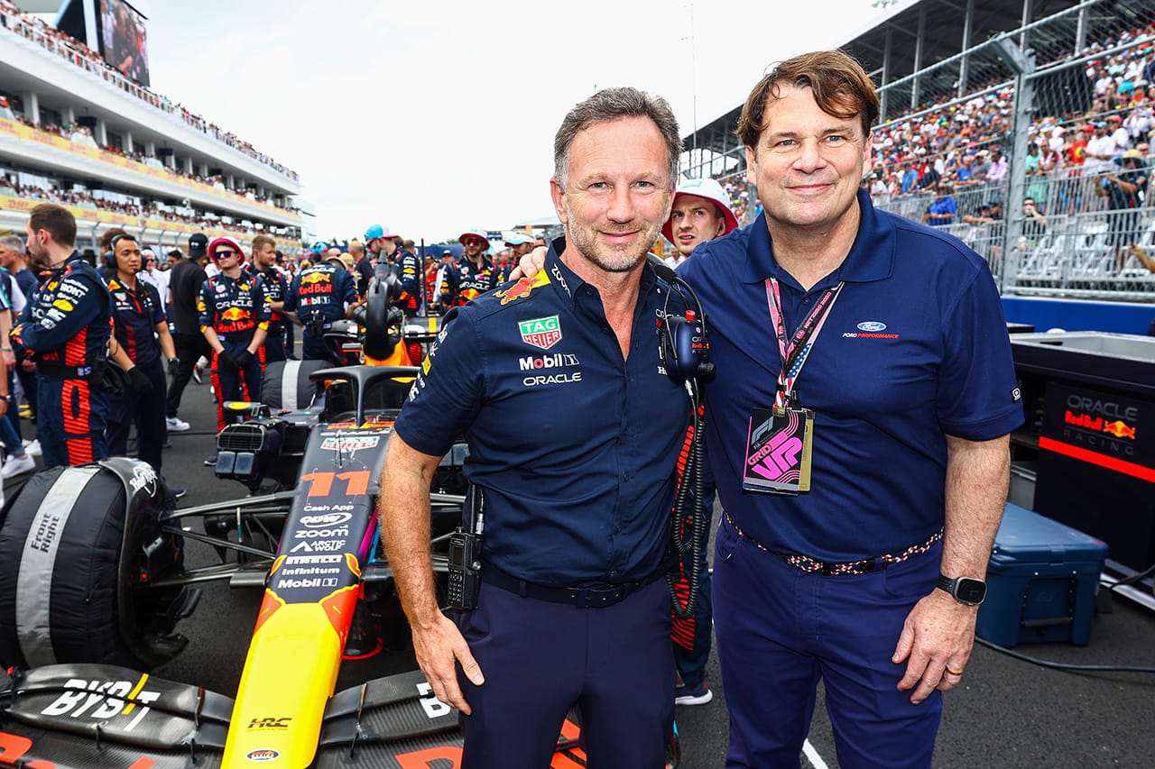 レッドブルF1代表 「フォードCEOはペレスのキャップを被って交渉に現れた」