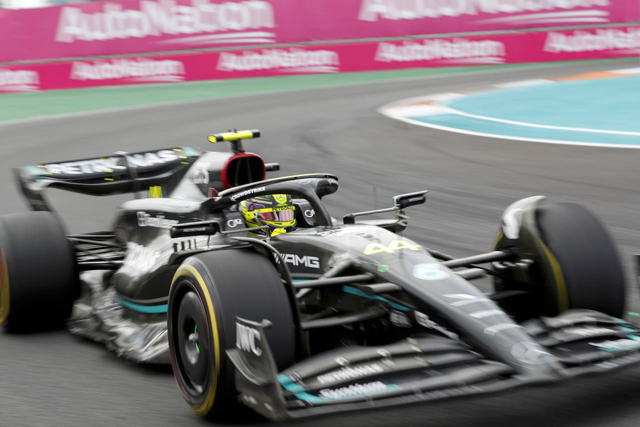 メルセデスF1、ハミルトンが不満を訴えるシートポジション問題に対応