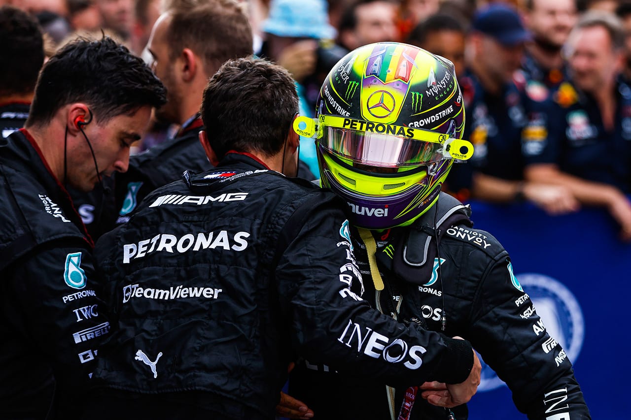 メルセデスF1、パルクフェルメ規定違反で罰金もダブル表彰台は維持