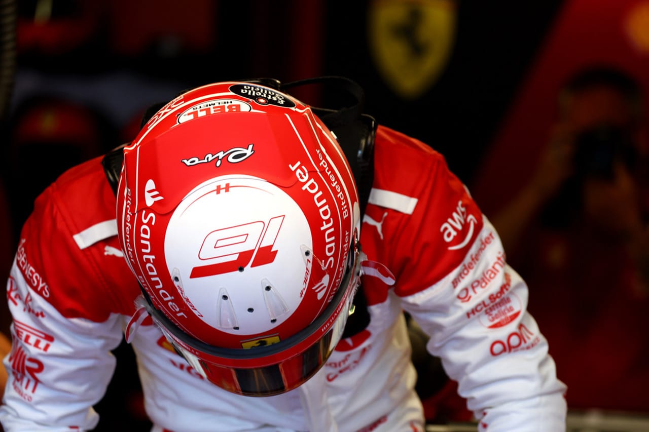 ルクレールがF1モナコGPで着用したヘルメットが世界記録的な高値で落札