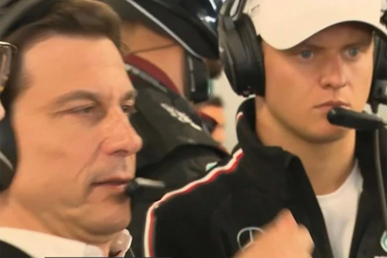 メルセデスF1代表、アロンソのピットレーンでの行動を嘲笑「誇張しすぎ」