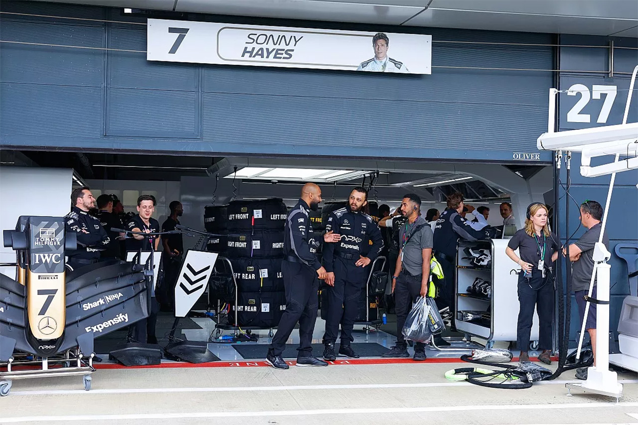 ブラッド・ピット主演F1映画の撮影開始。架空の11番目のF1チームが登場