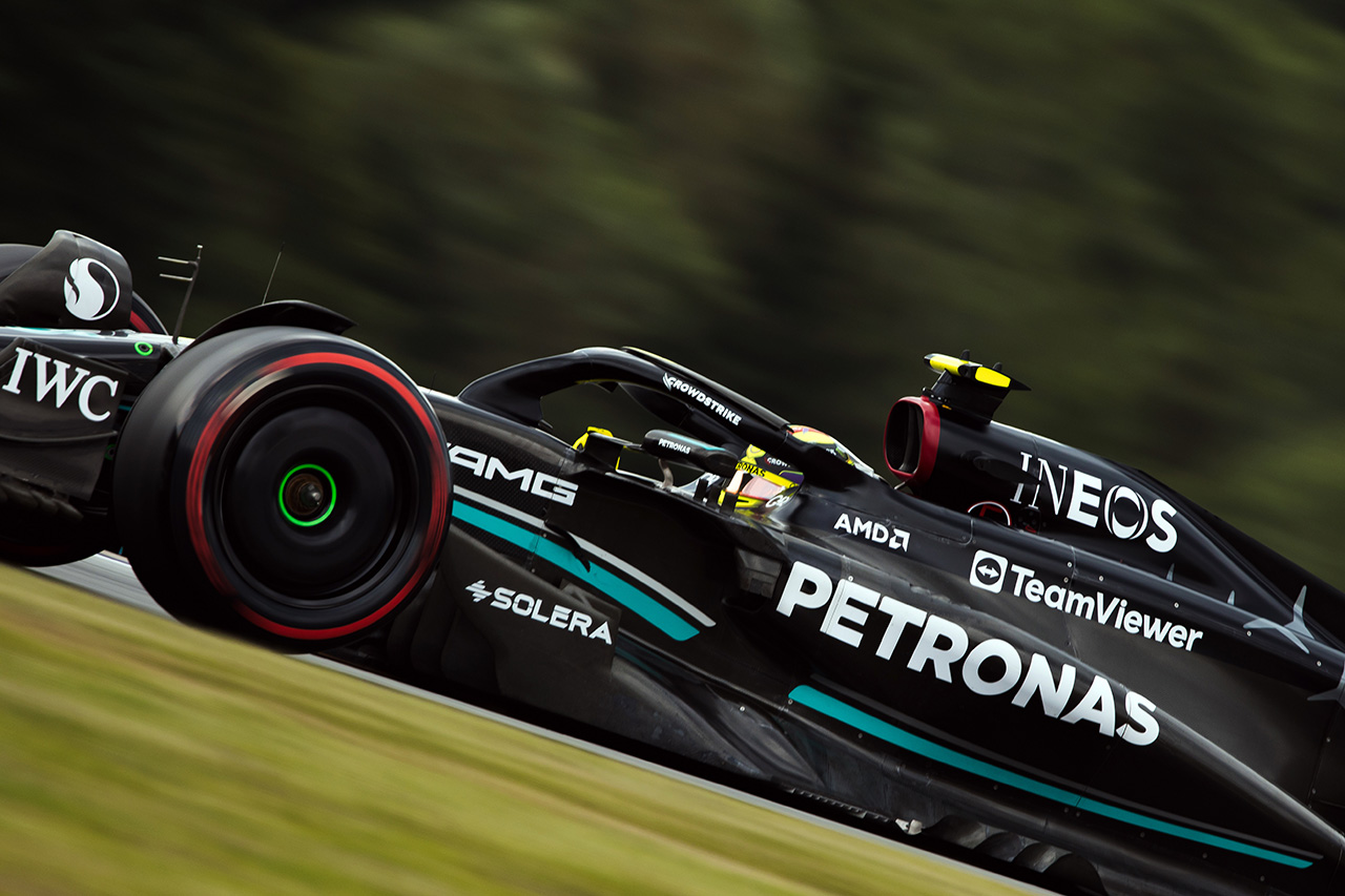 メルセデスF1、ルイス・ハミルトンのFIA記者会見遅刻で戒告処分