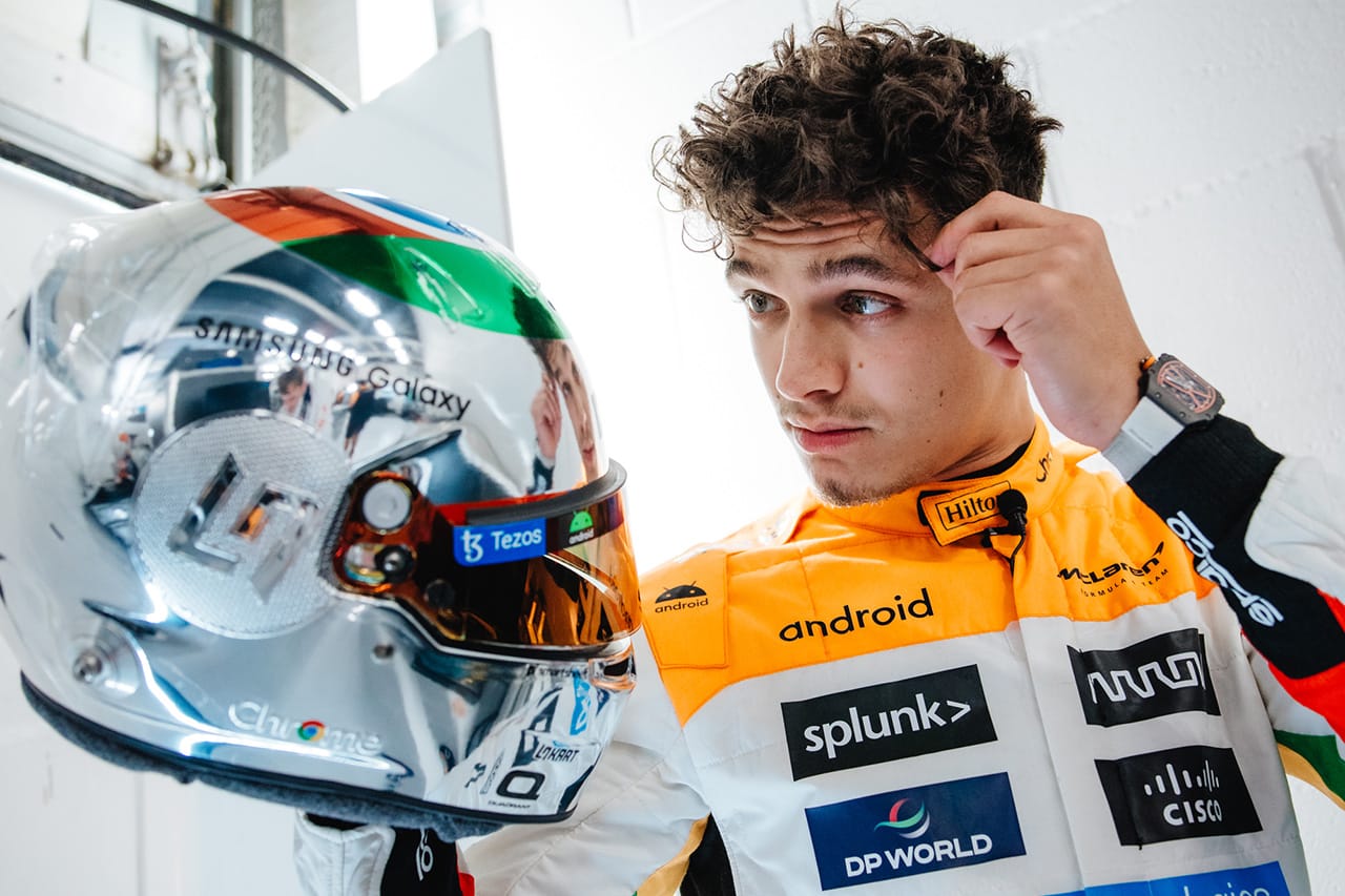 マクラーレンF1のノリス、イギリスGPで着用の“クローム”ヘルメットを披露