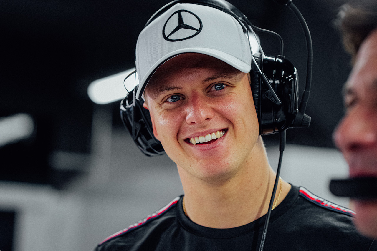 メルセデスF1、ミック・シューマッハが深夜2時までシミュレーターで支援