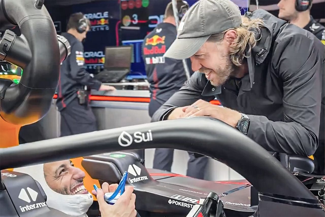 元F1王者セバスチャン・ベッテル、ダニエル・リカルドのテストを表敬訪問