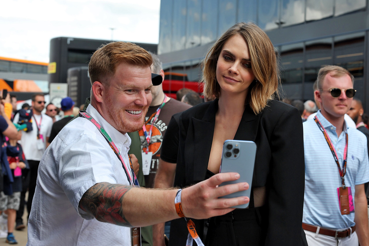 女優カーラ・デルヴィーニュ、F1イギリスGPで“ブランドル条項”を阻止