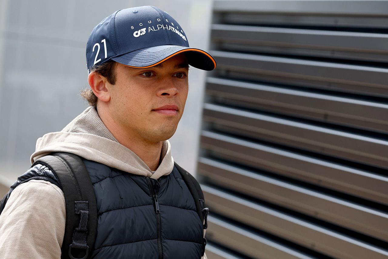 デ・フリース陣営、レッドブルF1批判のフェイクニュース投稿者に法的措置