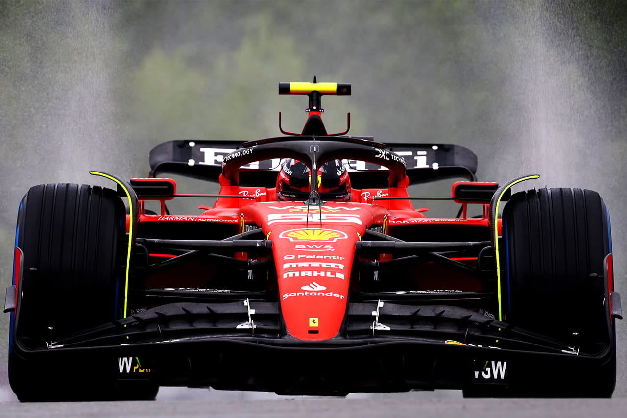FP1:雨天による最低限の走行でフェラーリF1のサインツがトップ