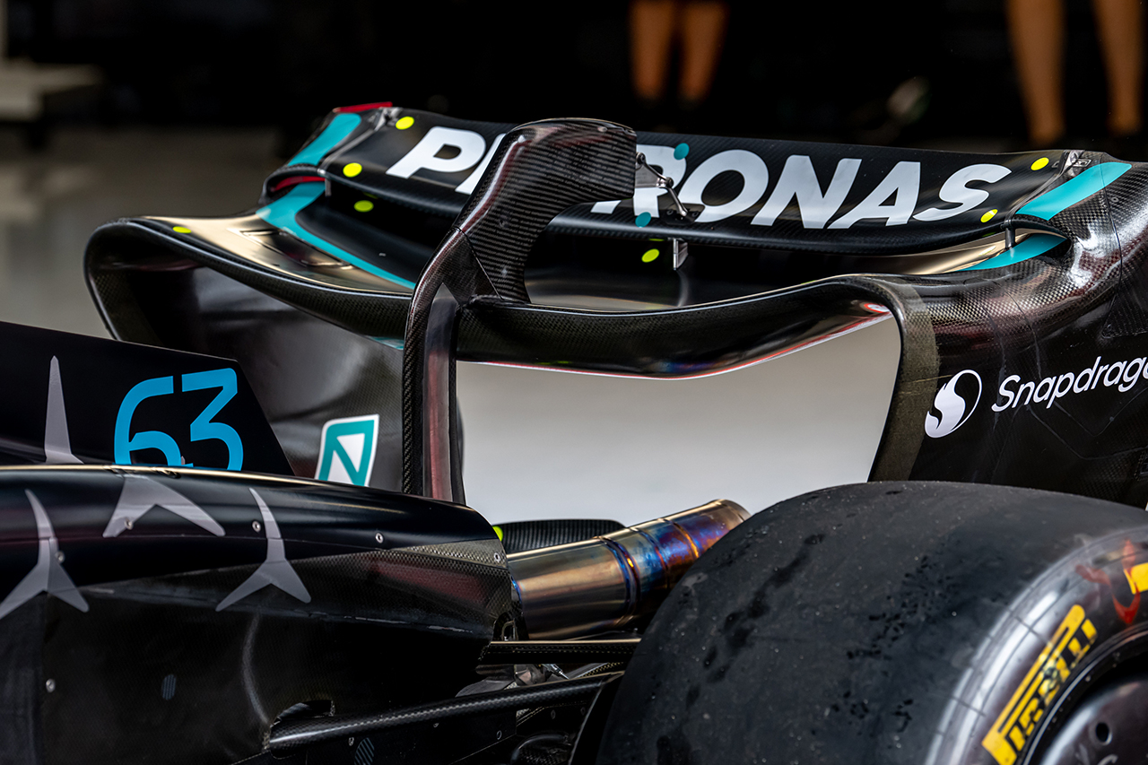 メルセデスF1、ハミルトンとラッセルの真逆のリアウイング構成を調査