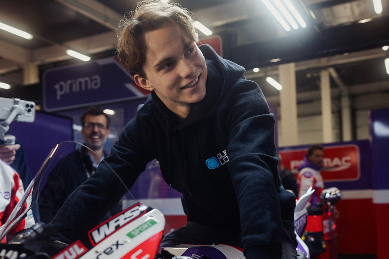 F1：オスカー・ピアストリがMotoGPバイクに跨る写真に母親が悲鳴