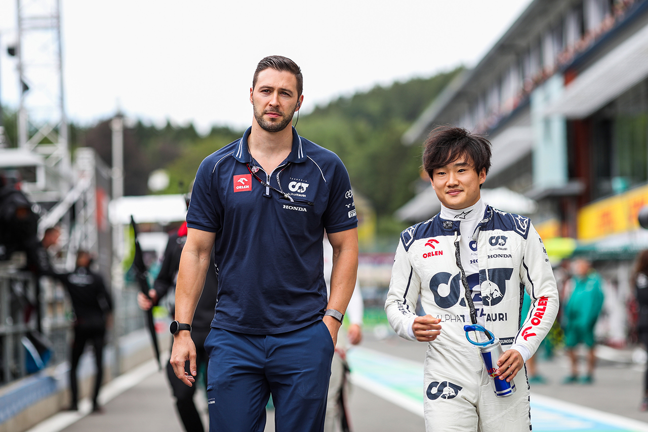 角田裕毅、2023年F1開幕戦の数時間前にゴルフボールが「目に直撃」