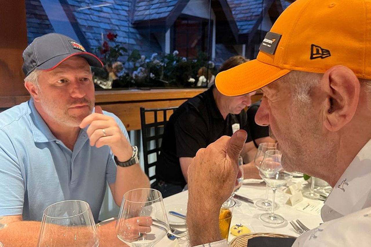 F1：エイドリアン・ニューウェイとザク・ブラウンがキャップを交換して会食