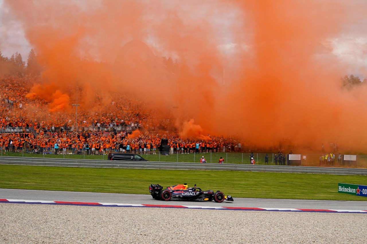 F1オランダGP主催者、“オレンジアーミー”の発煙筒の使用を禁止