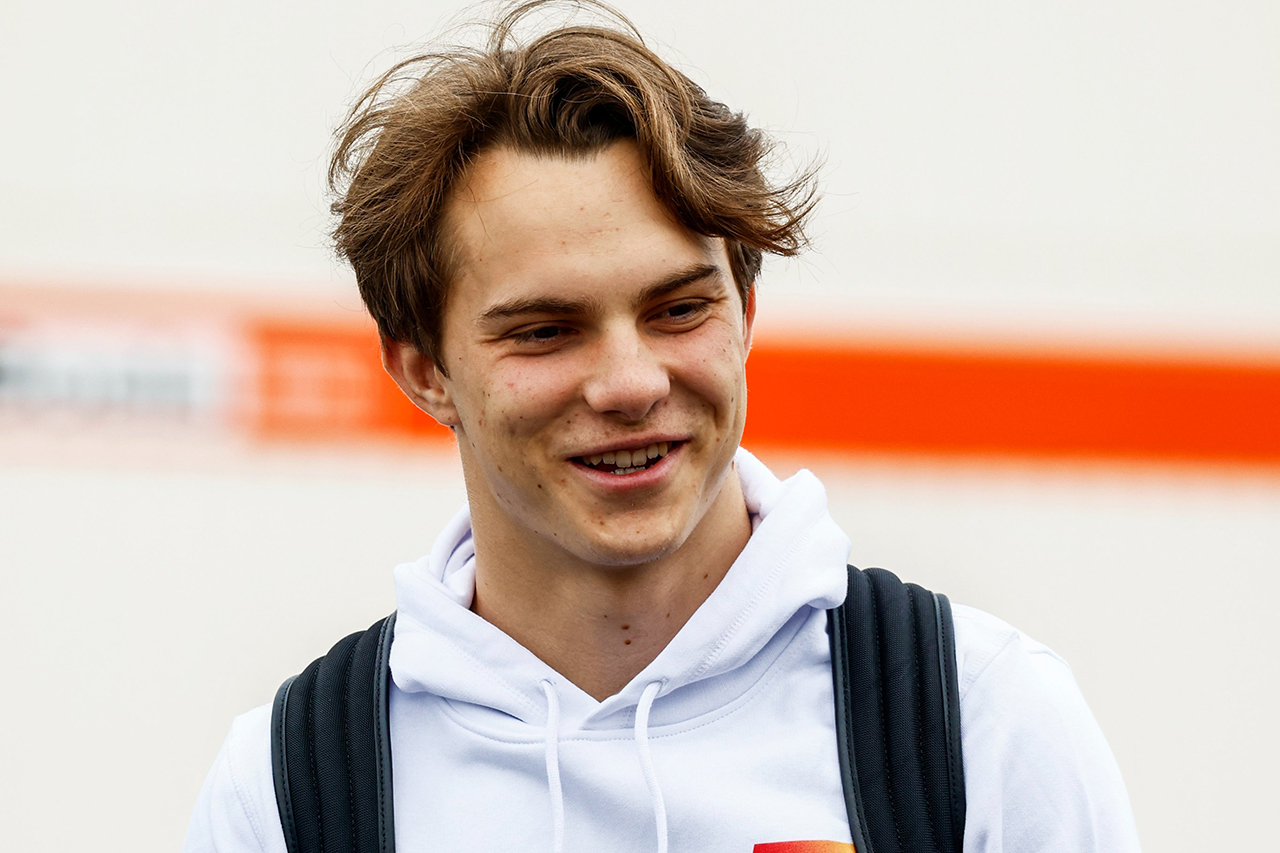 オスカー・ピアストリのF1デビューイヤーを支えるマーク・ウェバーの存在