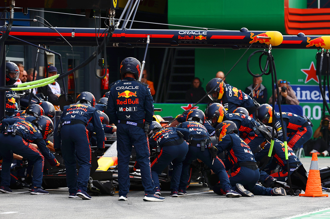 レッドブルF1代表、フェルスタッペンが先にスリックに交換した理由を説明